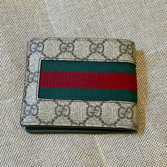 Gucci wallet for men. 100% authentic, fairly new condition. Retail for $650+ - Picture 4 of 4